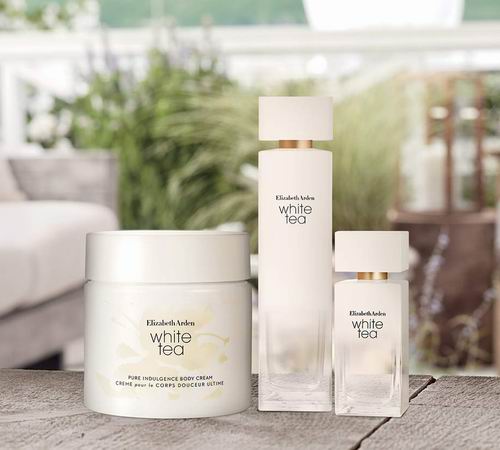  精选Elizabeth Arden雅顿护肤品、香水6折起：白茶身体乳 30加元（原价 38加元）、绿茶香水100毫升 17.99加元（原价 29.99加元）