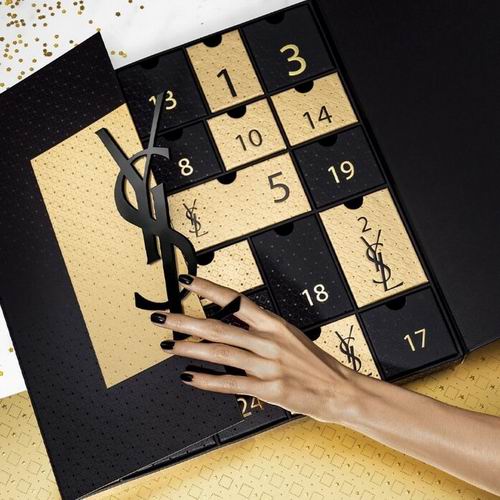  YSL 2022圣诞日历 425加元（价值 680加元）， 内含正装小黑条、小金条