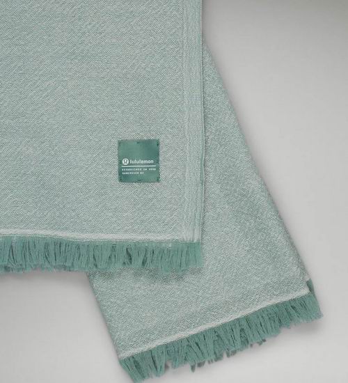  Lululemon 羊毛围巾 44加元（原价 74-108加元）、羊毛混纺围巾39加元（原价 78加元）