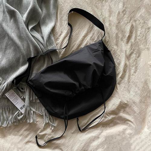  Uniqlo U 2023春夏未来新经典系列 打折了！U型斜挎包补货