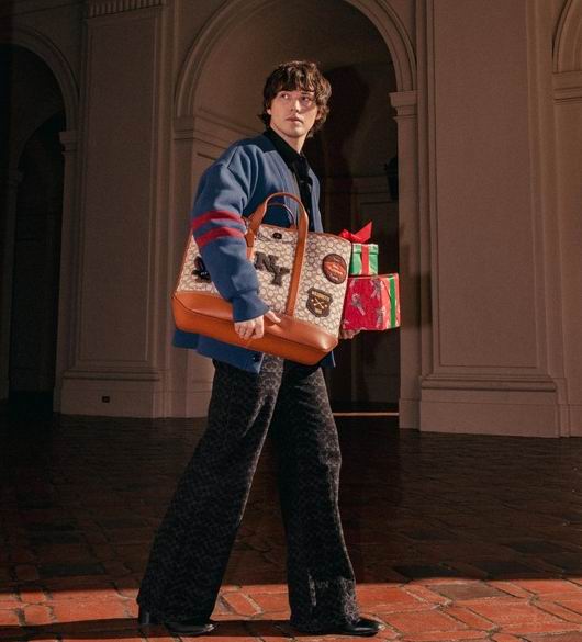  COACH 徽章贴饰 Toby 托特包 637加元（原价 910加元）