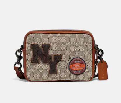 Coach Varsity刺绣徽章系列美包、卡包6折 90加元起！托特包3、封面款腋下包6！