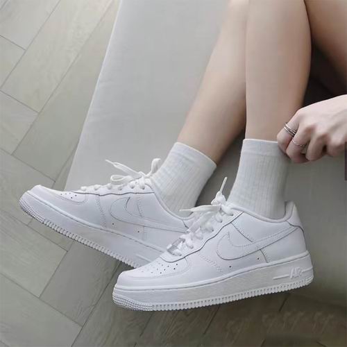  Nike 女式 Air Force 1 '07 空军一号纯白色运动鞋 123.25加元（原价 145加元）+包邮！码全