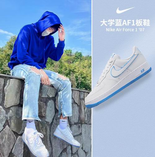  NIKE 男式 Air Force 1 '07天蓝小白鞋 123.25加元（原价 145加元）+包邮！