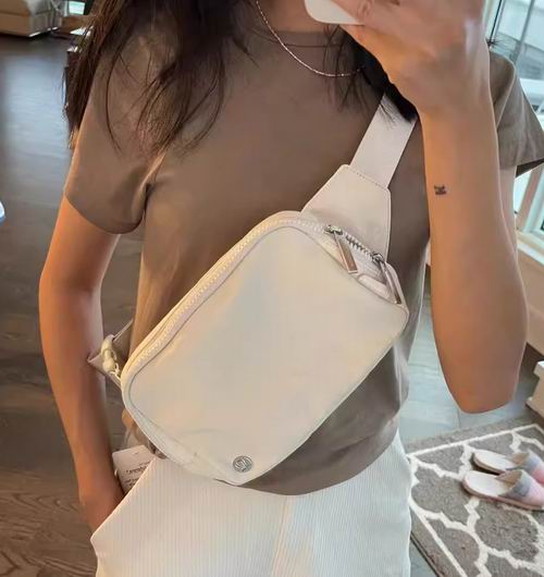  爆款补货！lululemon Everywhere 纯色腰包 29加元（原价 38加元）