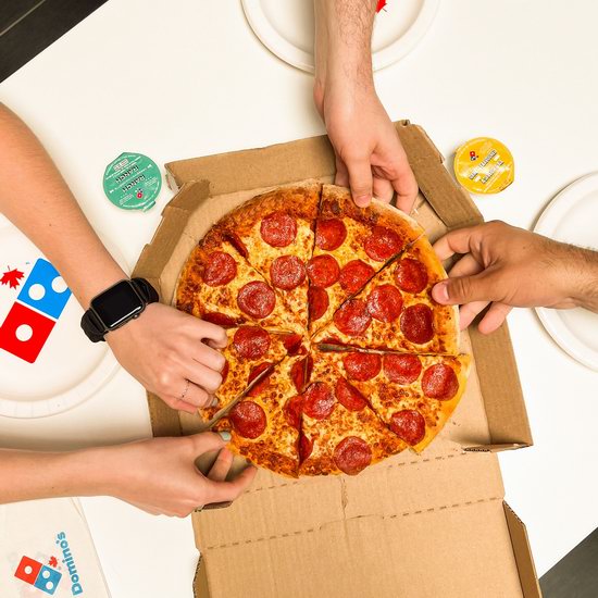  仅限3地！Domino's Pizza达美乐披萨店国庆促销，购买中号披萨仅需4.99加元！穿红橙衣物，送价值4.5加元16个小面包！仅限7月1日！