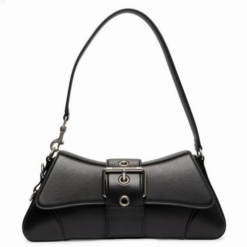  Bella Hadid同款！Balenciaga Lindsay中号腋下包 1785加元（原价 2550加元）