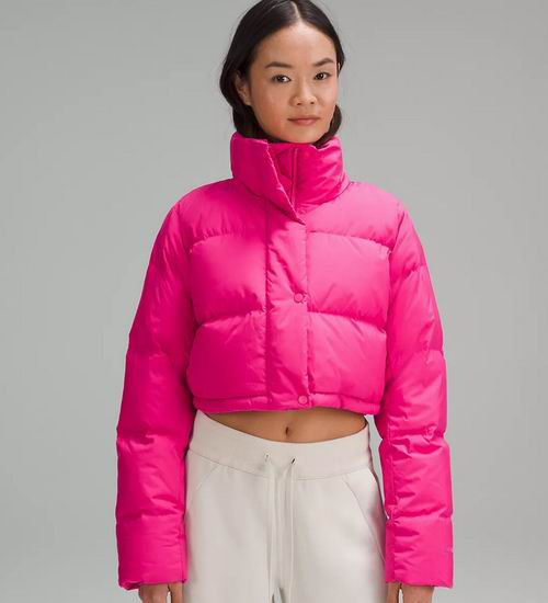  Lululemon Wunder Puff 超短款鹅绒夹克 149加元（原价 228加元）