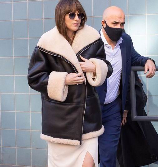  达妹同款！爆款Toteme Shearling Trim 大翻领羊羔绒外套 2491.71加元（ssense原价 3350加元）