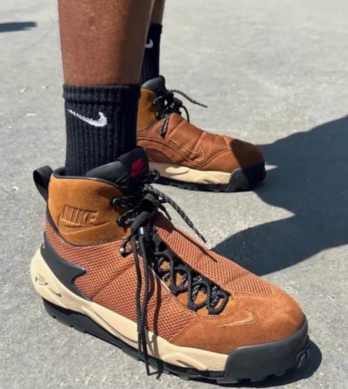  新品Sacai x Nike Magmascape 联名款运动鞋 售价260加元