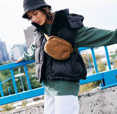  Lululemon Everywhere 抓绒腰包 39加元（原价 74加元）+包邮！3色可选