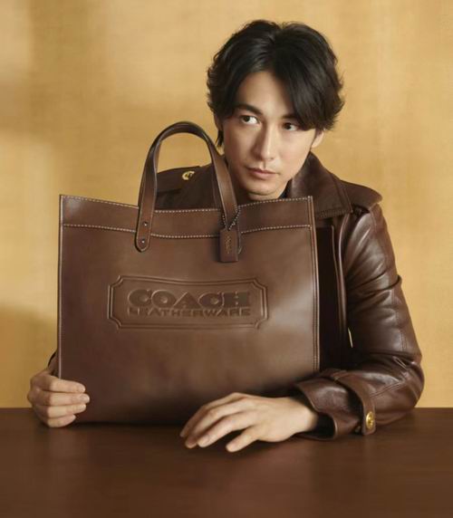  窦骁同款！学生党上班族必备！Coach Field Tote 40托特包 553加元（原价 799加元）