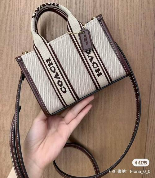  2024新款 Coach Smith迷你托特包 199加元（原价 400加元）