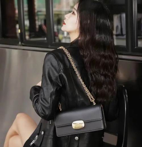  Coach 奥莱 小号Eliza 翻盖腋下包 147加元（原价 490加元）