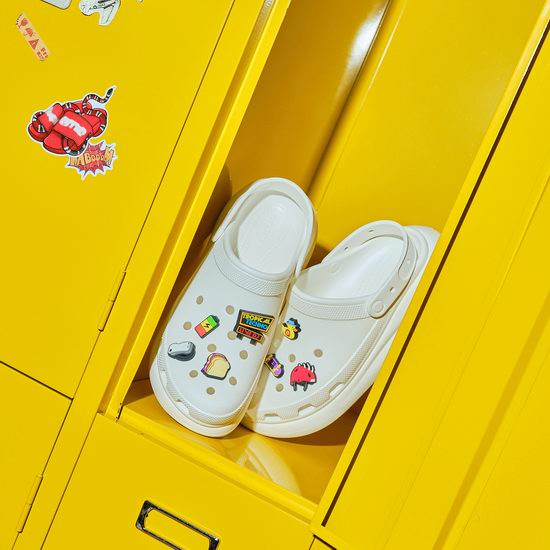  Crocs卡洛驰官网清仓，精选洞洞鞋、拖鞋、鞋花等2.5折起+额外5折！凉拖$11.87、经典款洞洞鞋$28.49！