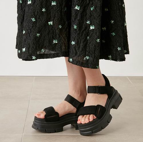  UGG 女式 Ashton 厚底凉鞋 78.75加元（原价 150加元，8.5码）