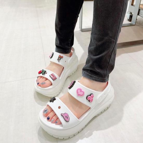  Crocs卡洛驰官网大促，全场凉拖鞋等5折起+变相额外8折！入封面款光轮凉拖！