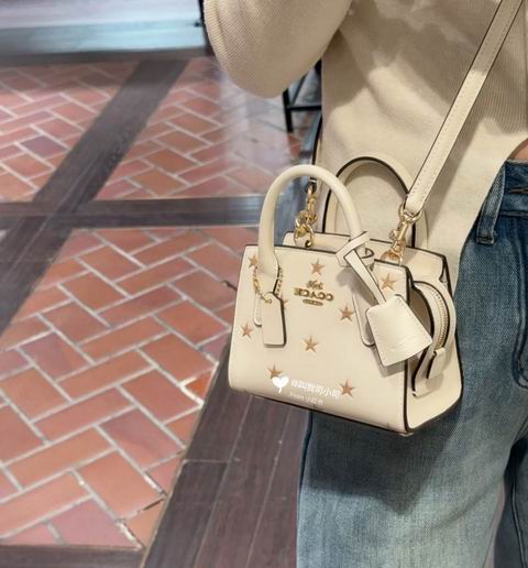  Coach 奥莱 Andrea 迷你星星印花斜挎包 126.75加元（原价 490加元）！2色可选