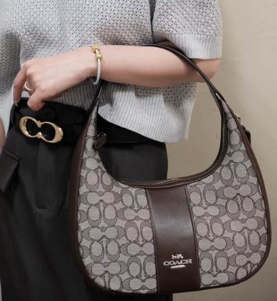  Coach 奥莱 Carmen 提花腋下包 129加元（原价 430加元）
