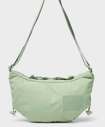 Simons折扣区5折起!Nike T恤.95、北面抓绒套头衫.95、PRL羊绒毛衣9.95、On运动鞋9.95