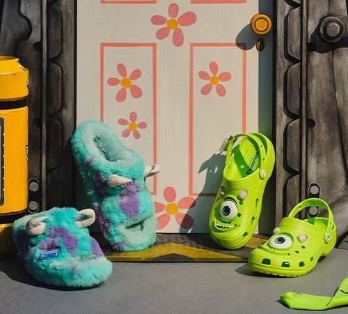  Crocs X 怪兽电力公司联名上新！大眼仔洞洞鞋69.99加元、苏利文经典暖绒毛毛拖94.99加元