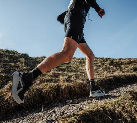 Salomon 萨洛蒙服饰2.9折起：封面款跑鞋 74.74加元、X Ultra 4 Gore-Tex 训练鞋 80.68加元、紧身裤39.98加元