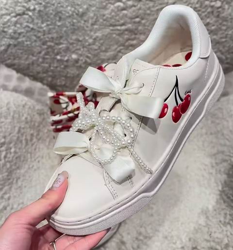 Coach 奥莱樱桃印花小白鞋 129加元（原价 150加元）