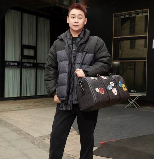 Coach 奥莱男式老花拼色羽绒服 255加元（原价 850加元）！2款可选