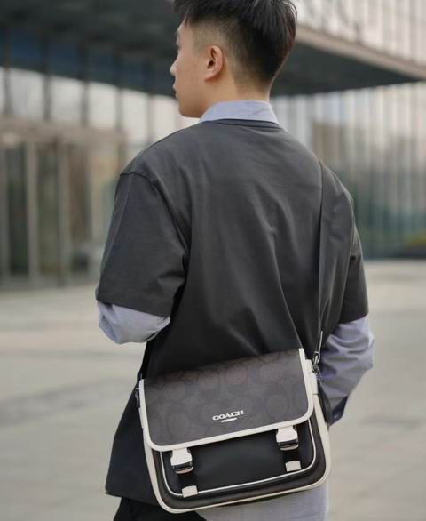 Coach 奥莱 Racer 邮差包 183加元（原价 610加元）
