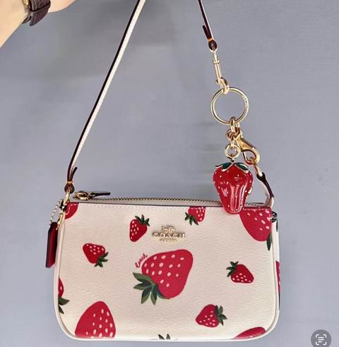 Coach 奥莱 2025春季草莓系列美包、配色3.3折起：卡包49加元、水桶包 169加元、月亮包 199加元、托特包 229加元