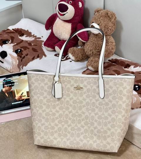 Coach 奥莱 City 老花托特包 实用又好看 199加元（原价 490加元）