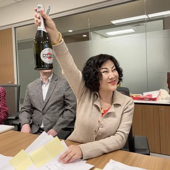 华人女富豪遭法庭严厉警告，收购25家门店文件意外曝光！