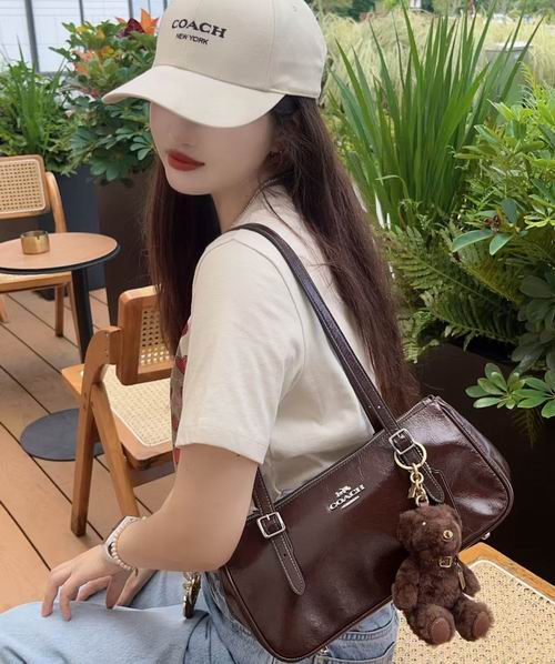 新款 Coach 奥莱 Asher 腋下包 279加元（原价 430加元）！多色可选