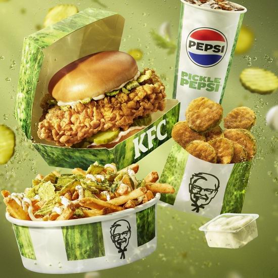 KFC肯德基太会玩啦！腌黄瓜全家桶限时上线，连可乐都是腌黄瓜味！