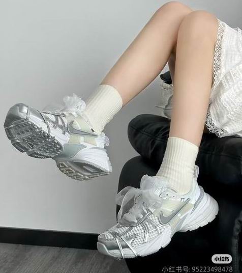 手慢断码！爆款 Nike V2K 复古跑鞋 99.95加元（原价 160加元）