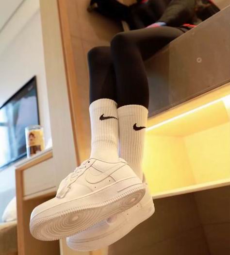 Nike运动鞋6.5折起：爆款 V2K 复古跑鞋 99.95加元、空军一号99.95加元