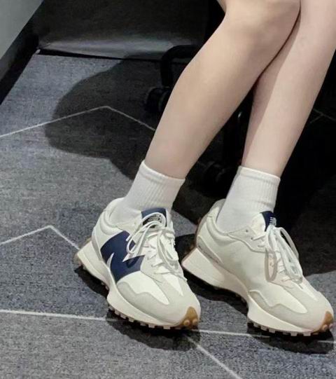 Foot Locker女式运动鞋5折起！入NB 327运动鞋$67.5、NB 550运动鞋$60、Nike Cortez运动鞋$56.25