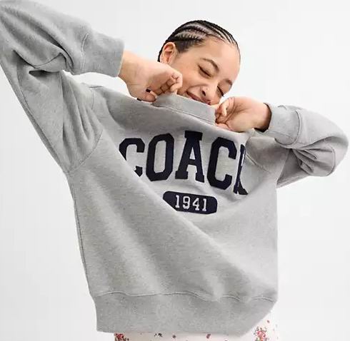 Coach 奥莱服饰3折起:封面款风衣 203加元、经典有机棉 T恤 60加元、羽绒服 402加元、羊毛混纺开衫 240加元