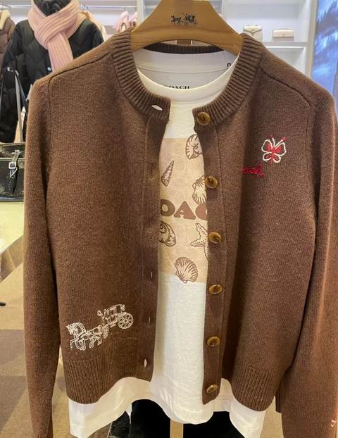 Coach 奥莱服饰3折起:封面款风衣 203加元、经典有机棉 T恤 60加元、羽绒服 402加元、羊毛混纺开衫 240加元