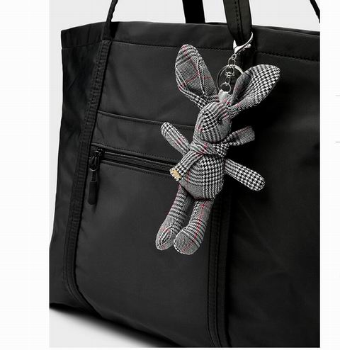 白菜价!Simons女式服饰大促:蕾丝丁字裤 2.99加元、兔子吊坠钥匙扣 4.99加元、 NB530运动鞋79.95加元 、Adidas Samba LT运动鞋 99.95加元