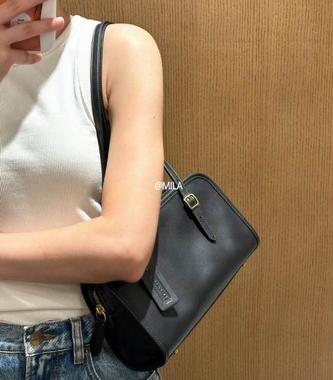 Coach 奥莱 Swing Zip 保龄球包 288加元(原价 480加元)