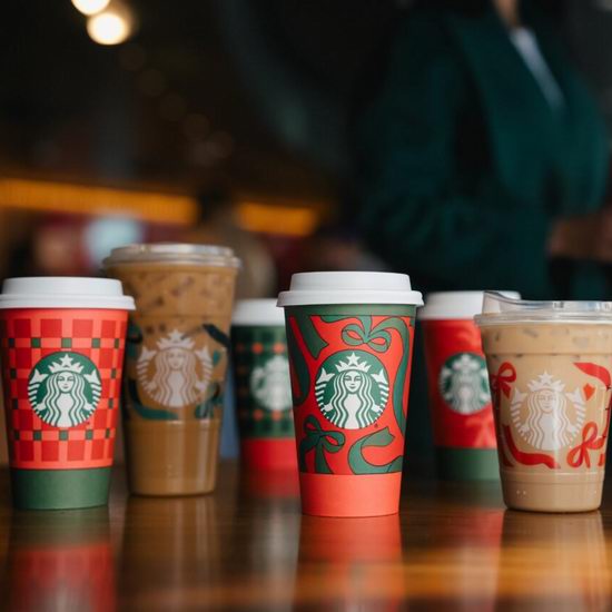 节日氛围拉满！星巴克节日限定菜单上线，红杯日定档下周四！