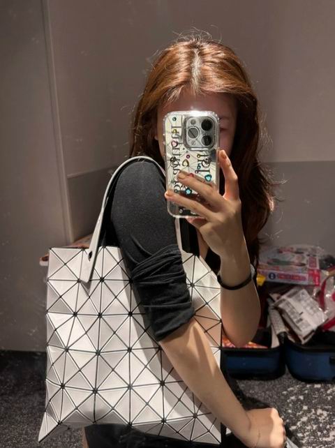 Bao Bao Issey Miyake 三宅一生 Lucent 未来感几何包 499.95加元(原价 725加元)