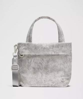 lululemon黑五预售,精选时尚运动服饰2.6折起!入单肩包、托特包、牛角包、斜挎包、背包!