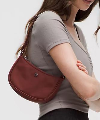 lululemon黑五预售,精选时尚运动服饰2.6折起!入单肩包、托特包、牛角包、斜挎包、背包!