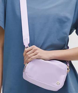 lululemon黑五预售,精选时尚运动服饰2.6折起!入单肩包、托特包、牛角包、斜挎包、背包!