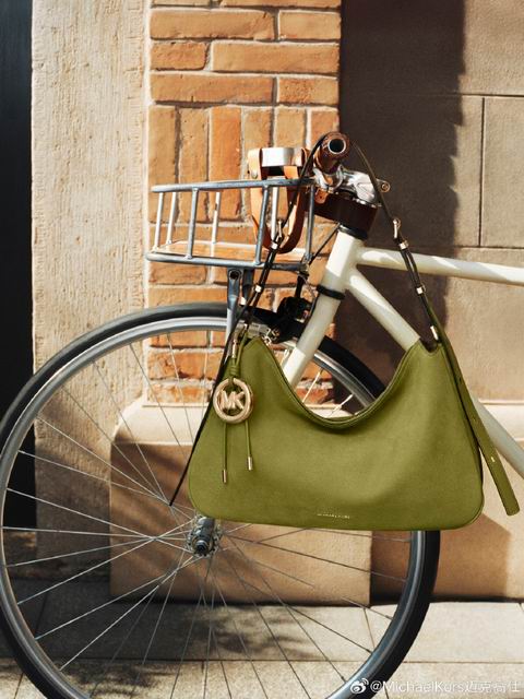 Michael Kors精选服饰、美包2.5折起+额外8折:Nolita 腋下包 215.2加元、Romee 手袋 231.2加元