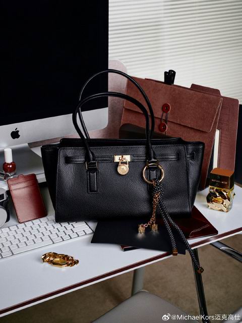 Michael Kors精选服饰、美包2.5折起+额外8折:Nolita 腋下包 215.2加元、Romee 手袋 231.2加元