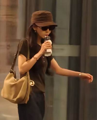 Michael Kors精选服饰、美包2.5折起+额外8折:Nolita 腋下包 215.2加元、Romee 手袋 231.2加元