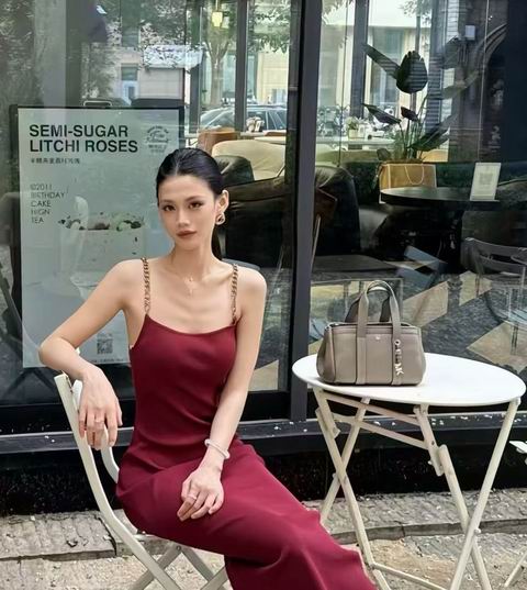 Michael Kors精选服饰、美包2.5折起+额外8折:Nolita 腋下包 215.2加元、Romee 手袋 231.2加元